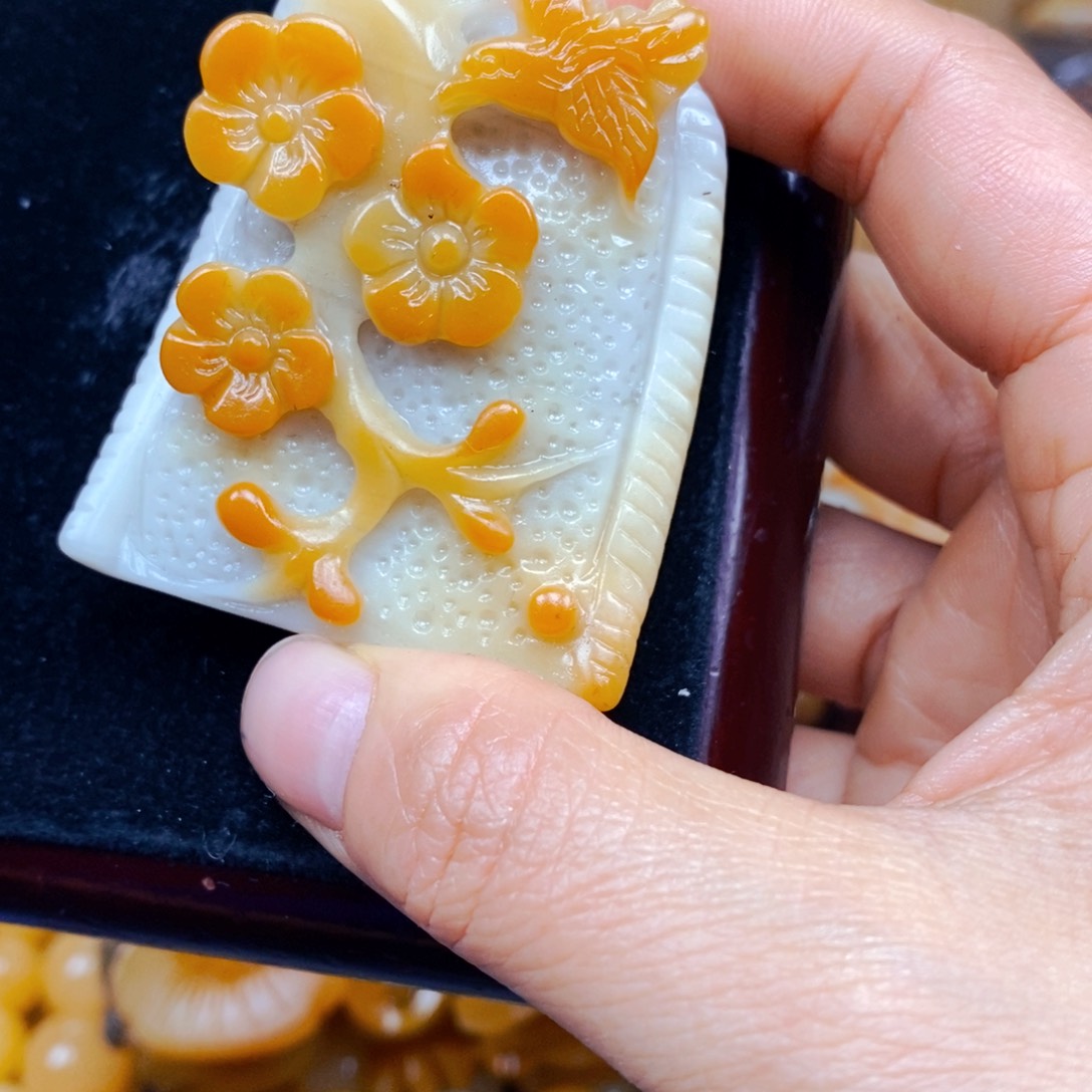 石英质玉（黄龙玉）颈饰未镶嵌