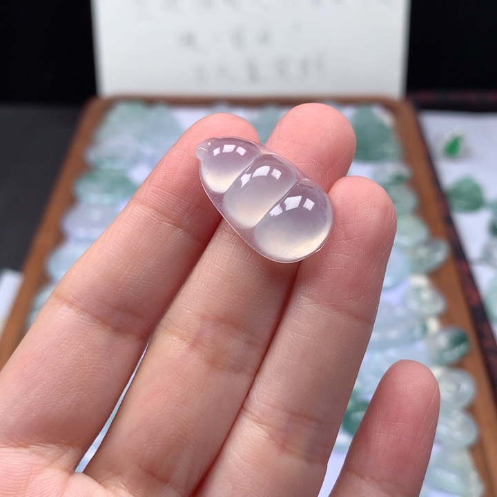 颈饰未镶嵌翡翠冰种福豆
