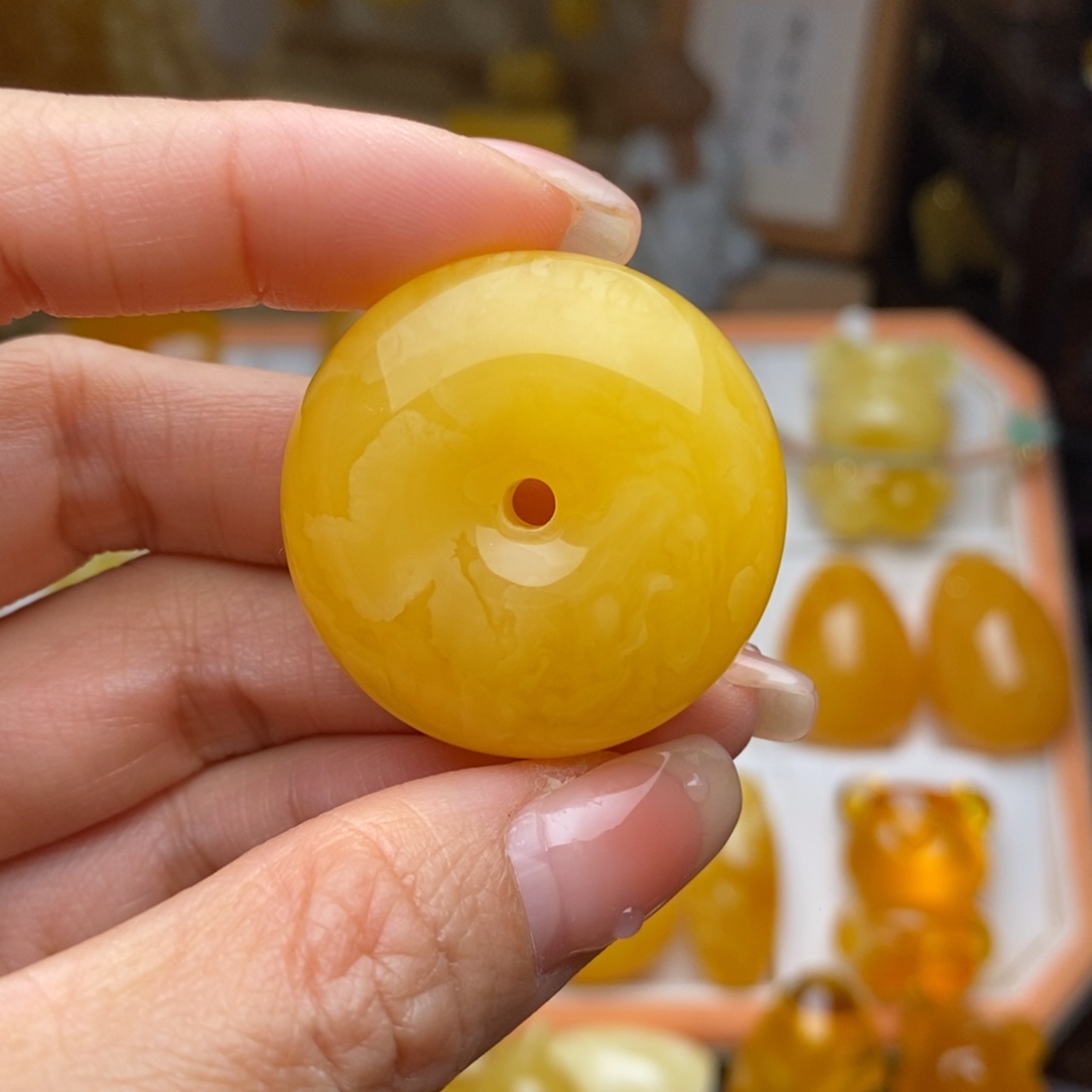 蜜蜡颈饰未镶嵌，