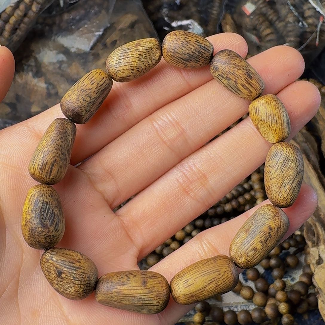 沉香手串乌身留疤8克