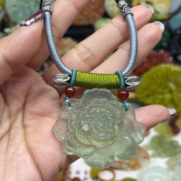 蛇纹石玉未镶嵌颈饰