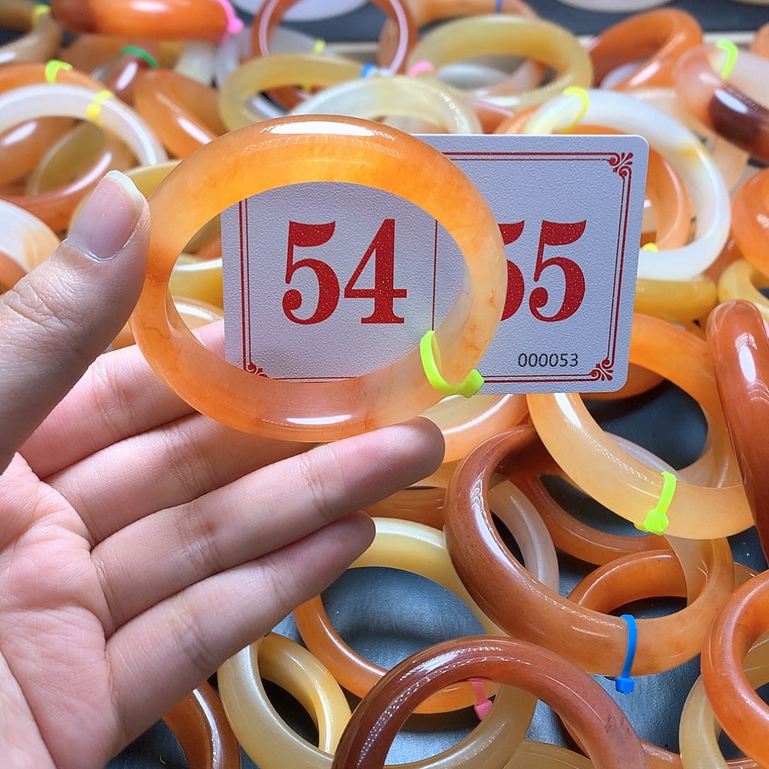 未镶嵌石英质玉（黄龙玉）手镯