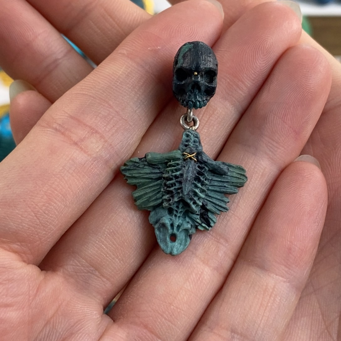 未镶嵌绿松石。骷髅