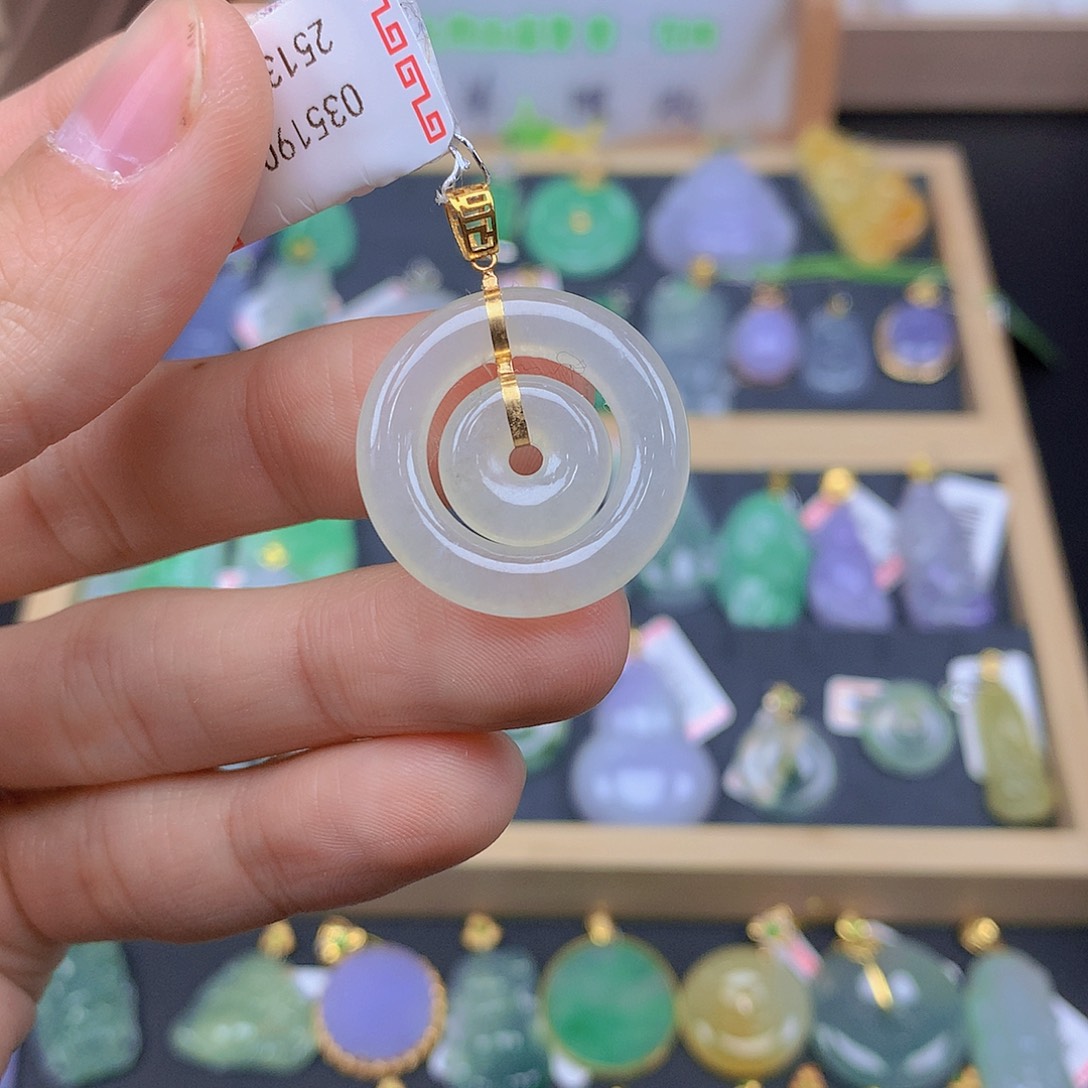 翡翠颈饰18K金镶嵌翡翠