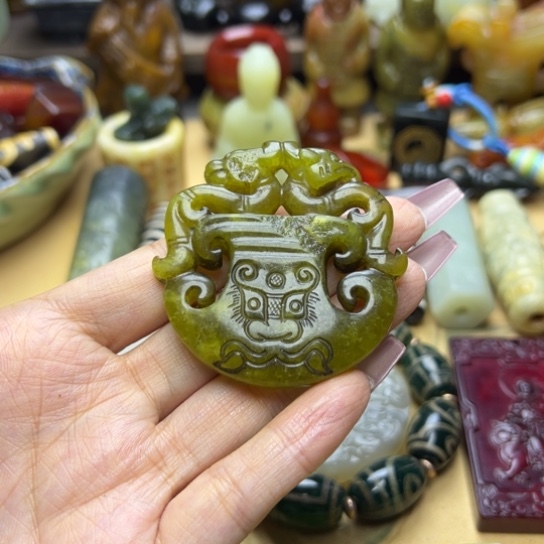 蛇纹石玉未镶嵌颈饰