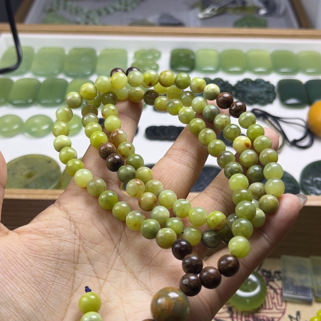 蛇纹石玉未镶嵌颈饰