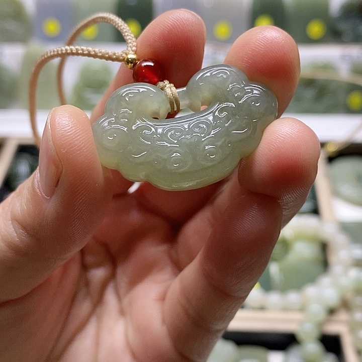 和田玉颈饰足铂镶嵌