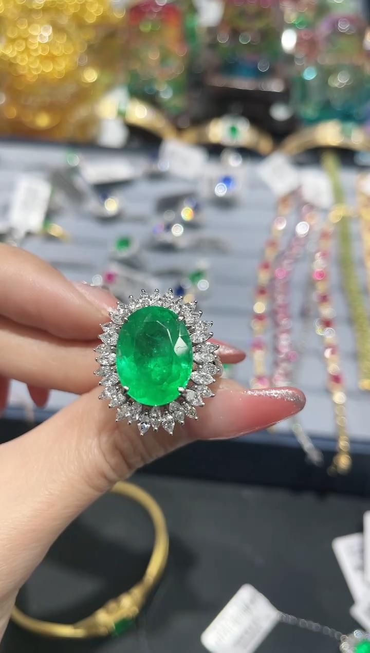 18K金镶嵌天然祖母绿戒指（哥伦比亚）