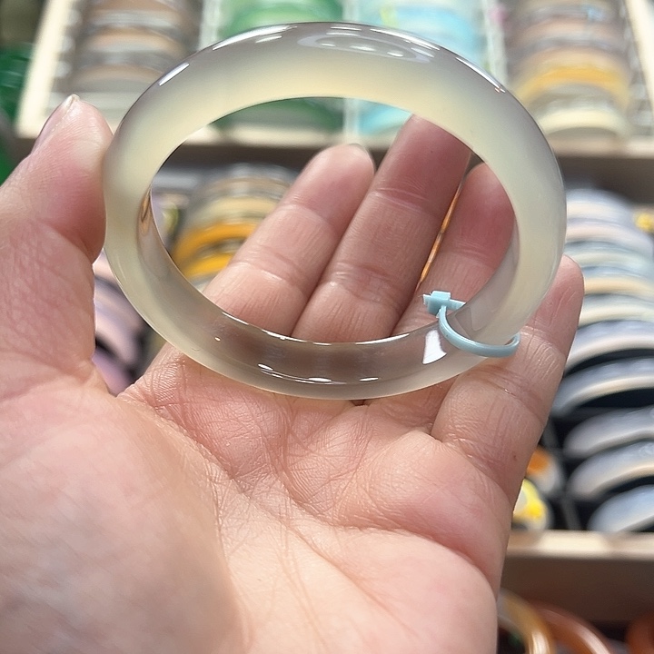 玛瑙/玉髓手镯未镶嵌一****?