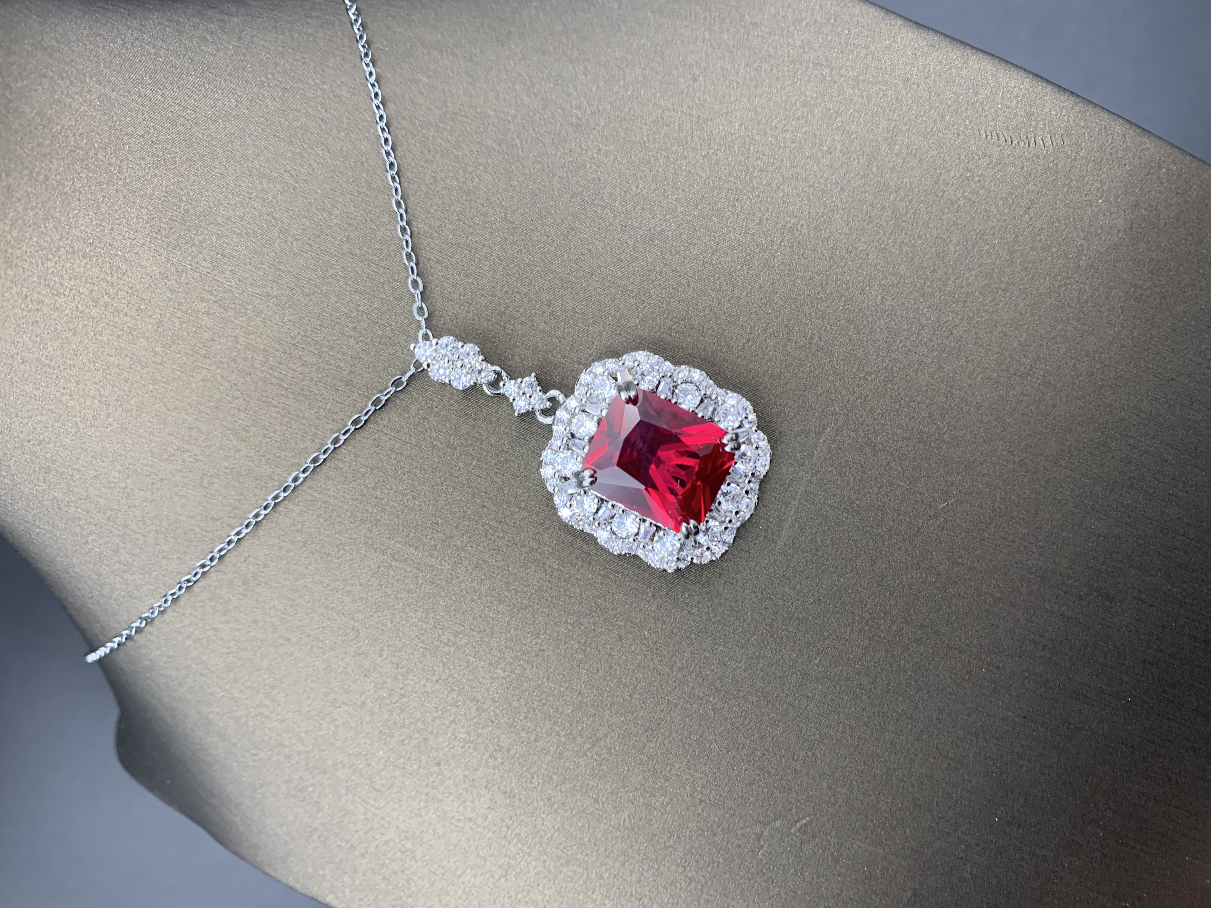 铜合金锆石项链 54540梵娅公主红色卢比吊坠