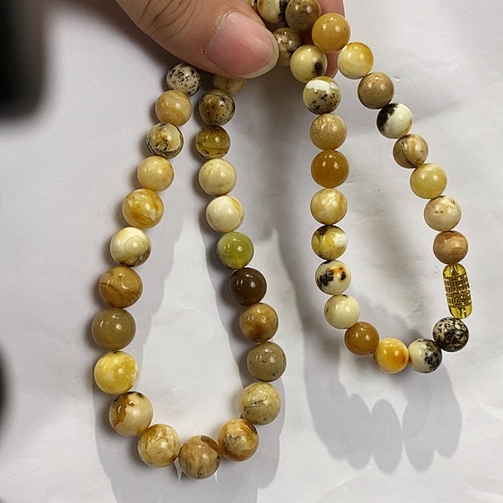 琥珀未镶嵌颈饰多人