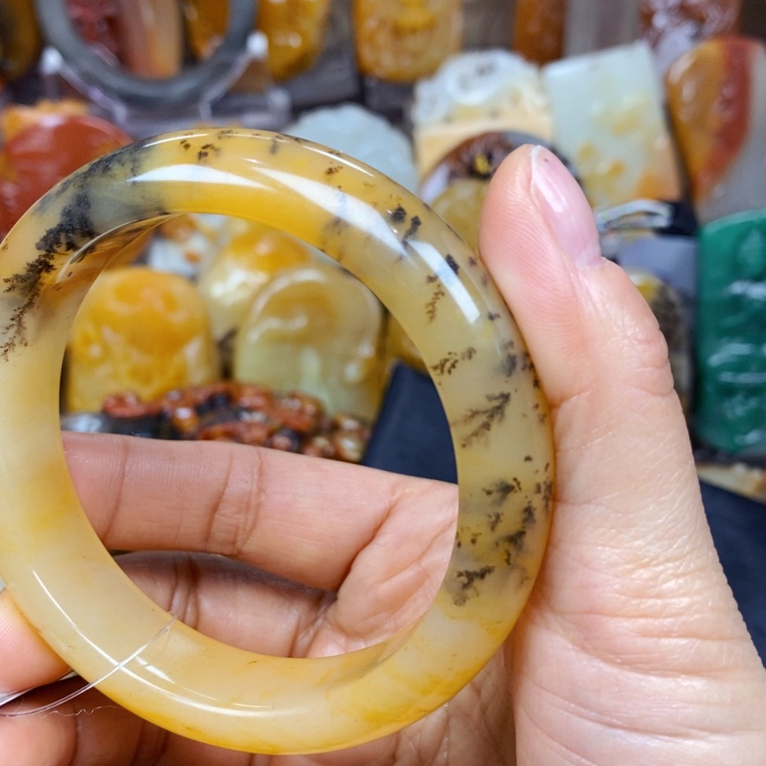 石英质玉（黄龙玉）颈饰未镶嵌