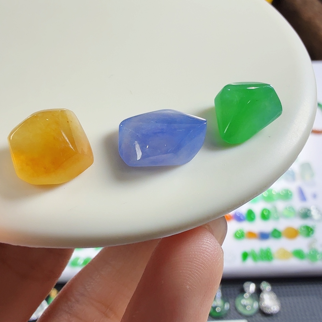 翡翠未镶嵌颈饰一套