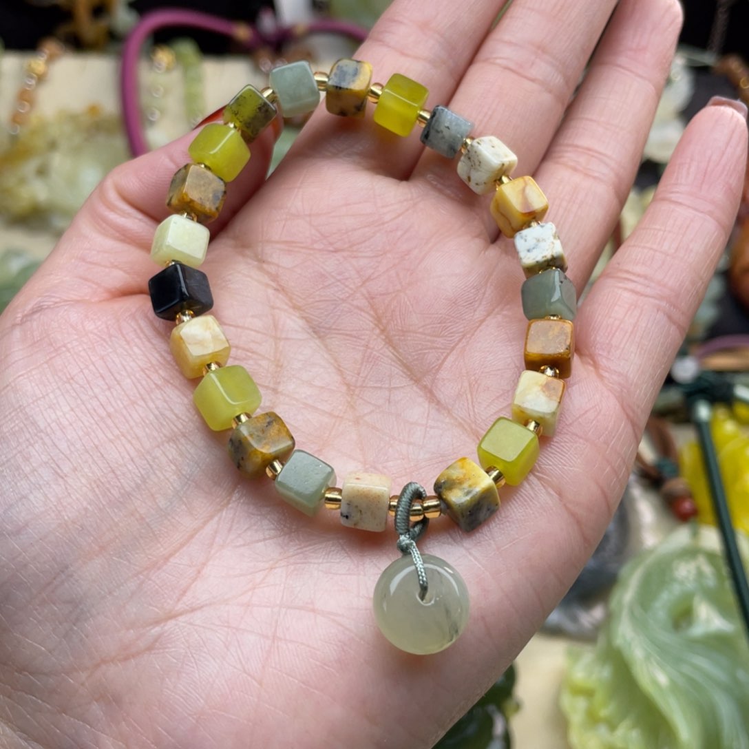 蛇纹石玉颈饰未镶嵌