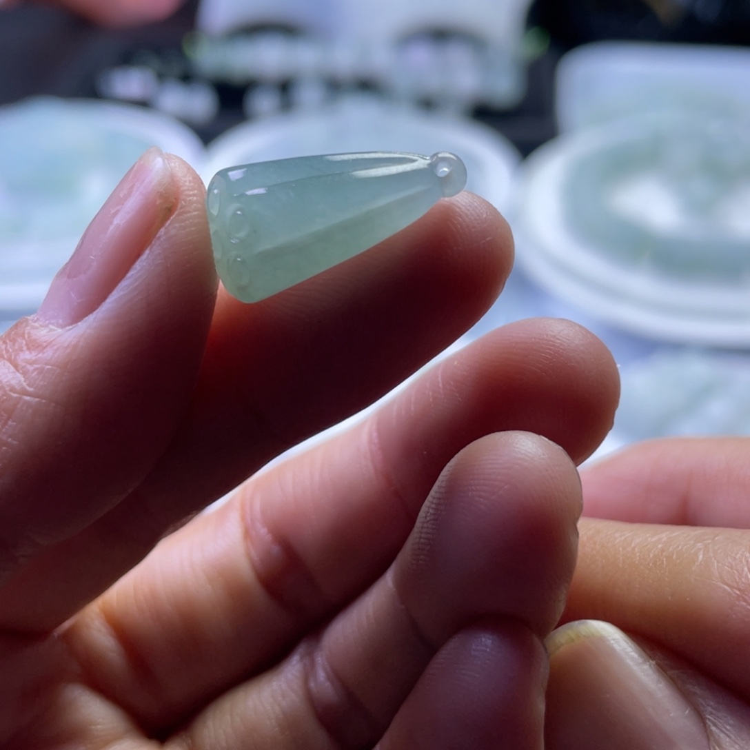 翡翠未镶嵌颈饰小莲蓬