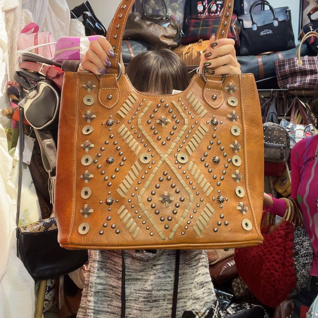 蚕丝棕色铆钉小宝