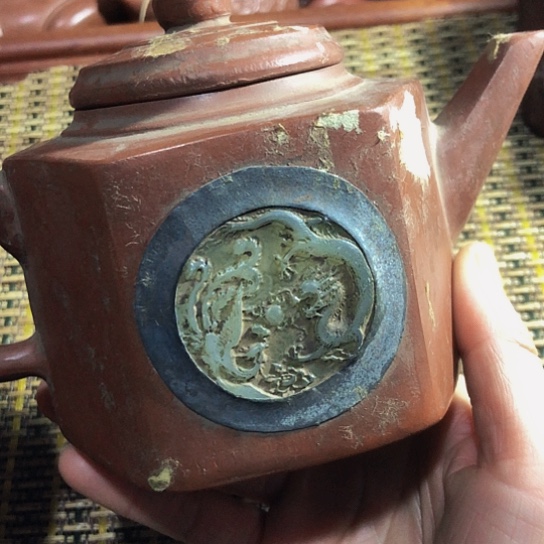 紫砂茶壶原矿泥料手工制作的紫砂壶。