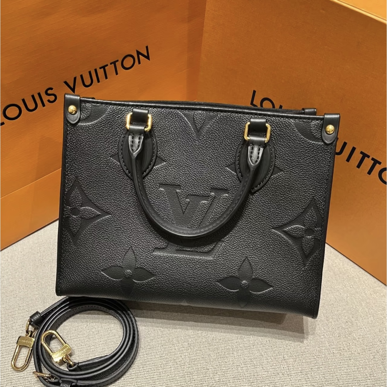 未使用 LouisVuitton/路易威登 青奢荟/全皮黑色托特小号包/79860