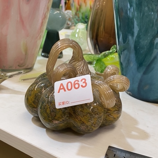 琉璃花瓶高10厘米宽8厘米