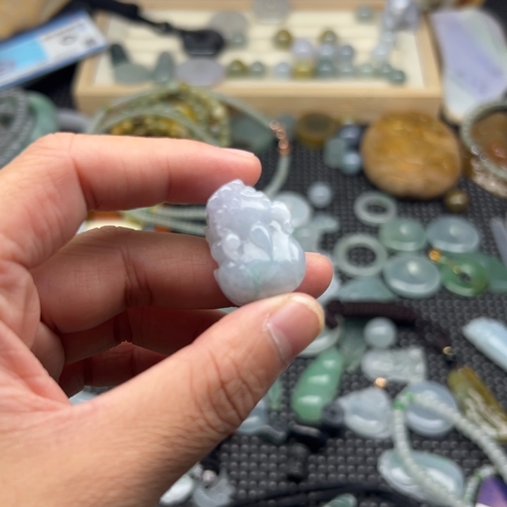 翡翠未镶嵌颈饰貔貅