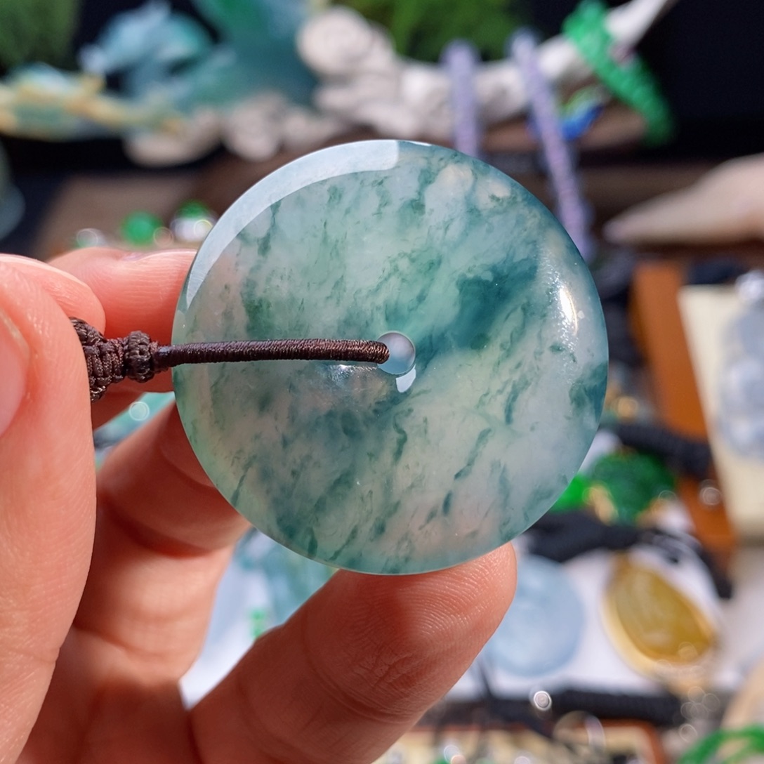 翡翠颈饰未镶嵌飘花大平安扣