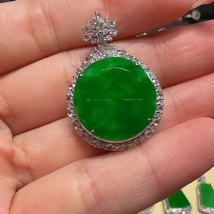 翡翠18K金镶嵌颈饰圆牌吊坠