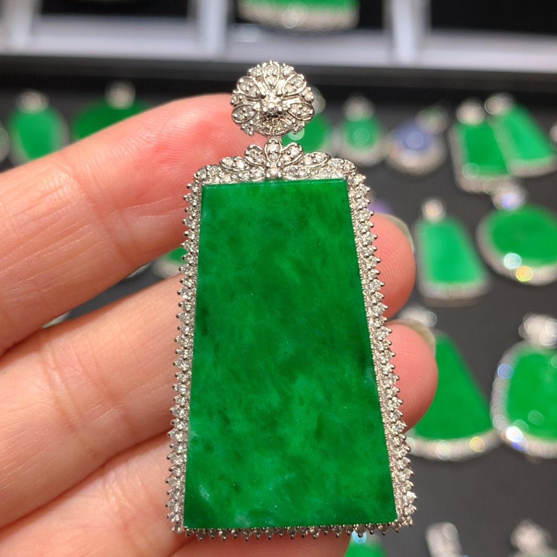 翡翠颈饰18K金镶嵌翡翠