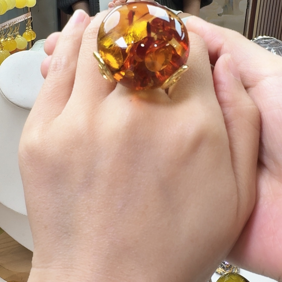 琥珀未镶嵌颈饰戒指