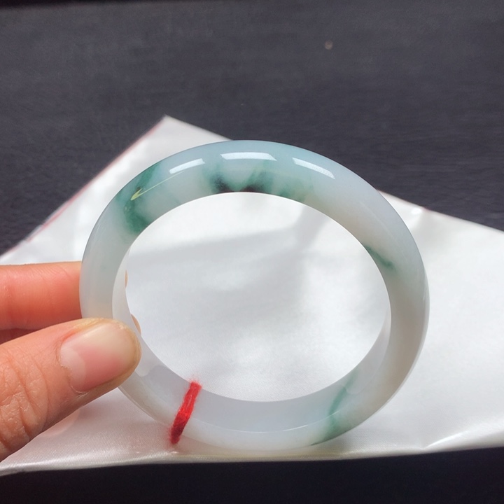 翡翠手镯未镶嵌56圈