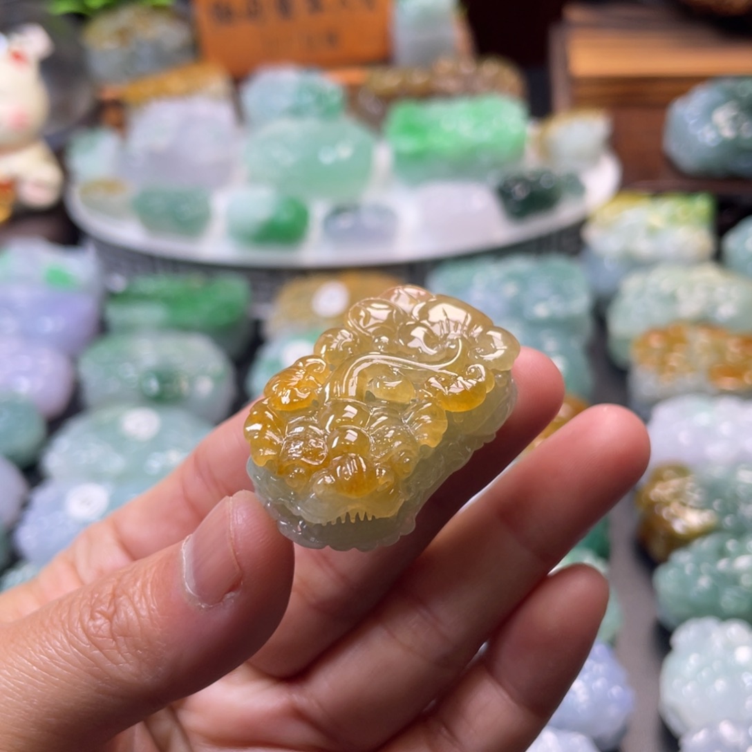 翡翠未镶嵌颈饰貔貅