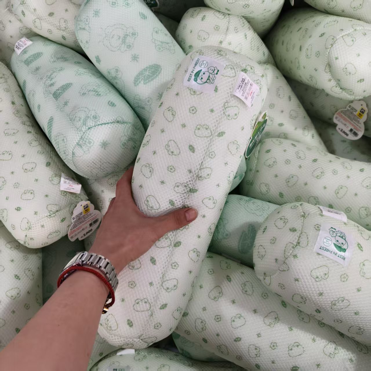 圆柱形（绿色青蛙图案）透气网面（颗粒填充） 小腰靠 发2个