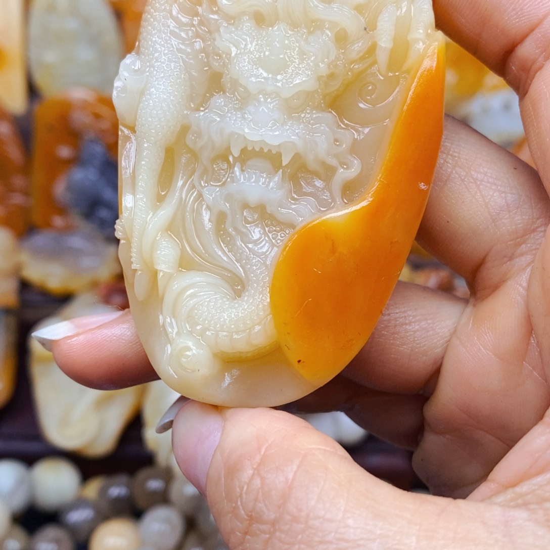 石英质玉（黄龙玉）未镶嵌颈饰