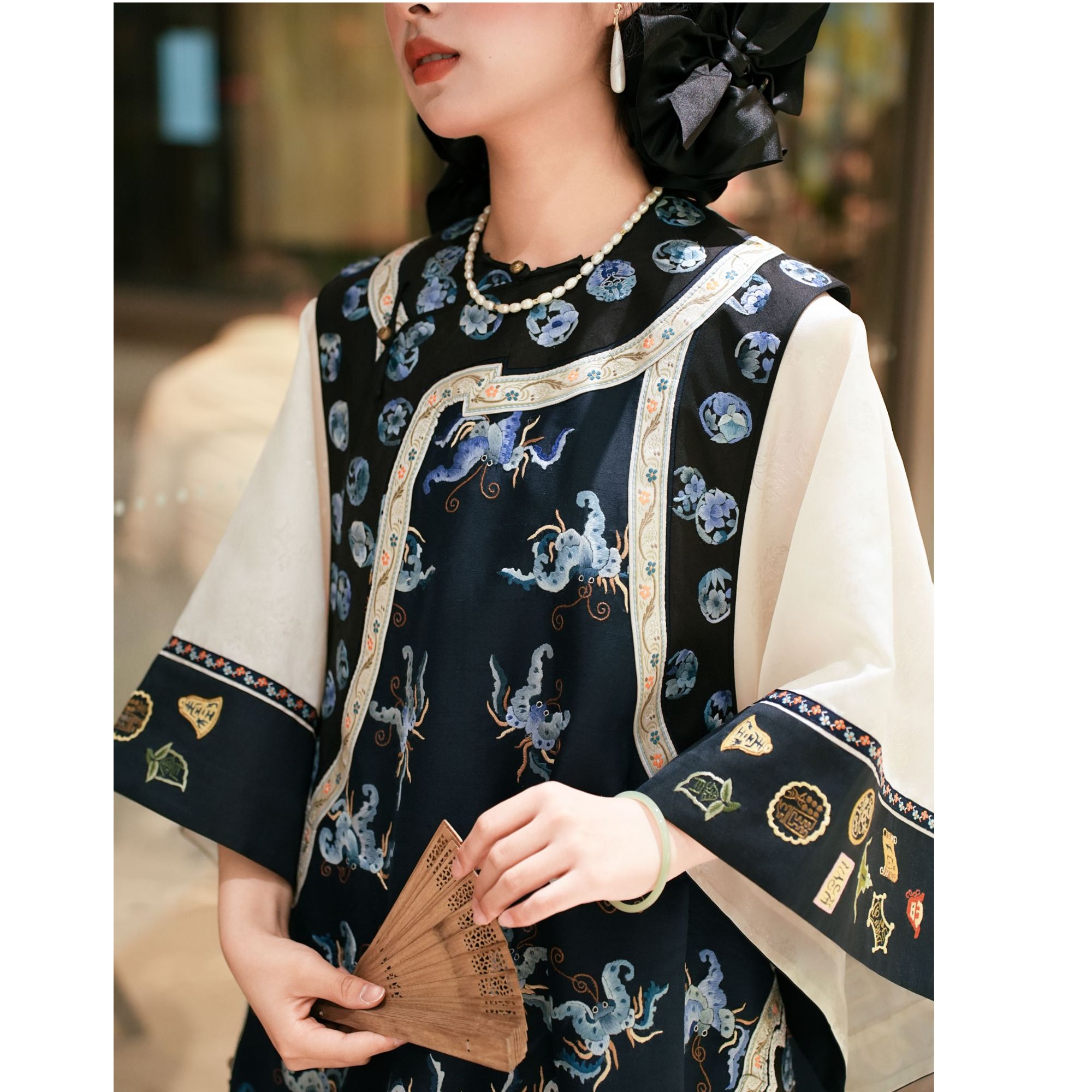 ［凤尾蝶］葳蕤蓝色圆领蝴蝶纹斜襟马甲（衣长84）