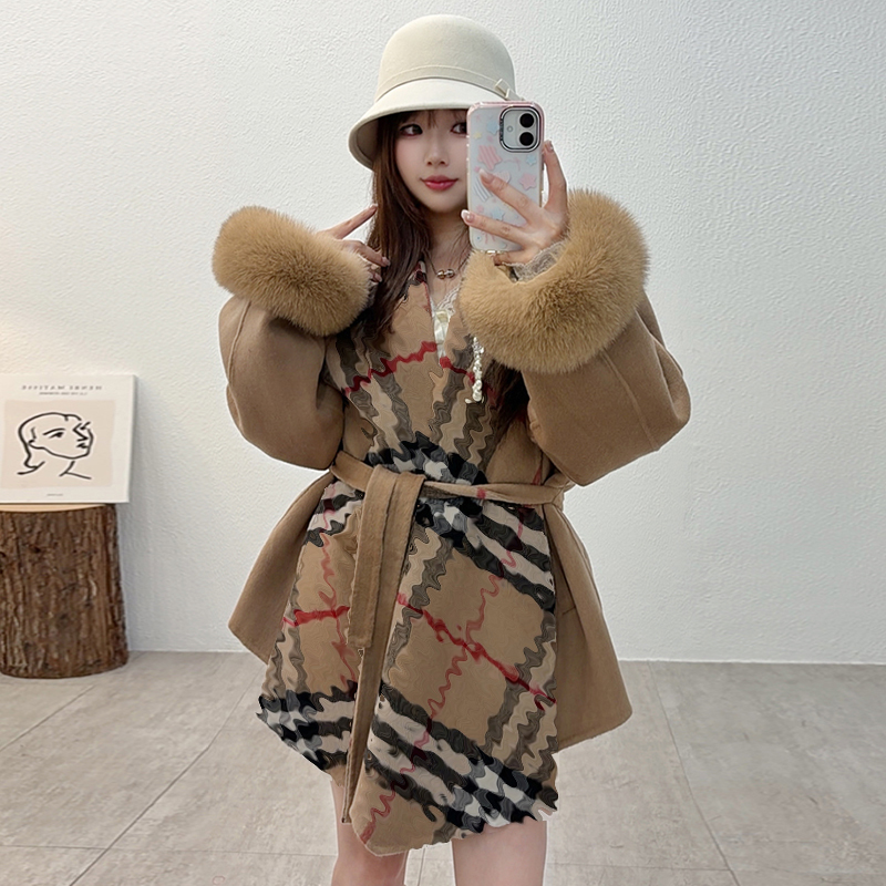 幼奈皮草2025秋冬新款狐狸毛袖口格子大翻领羊毛双面呢大衣外套女