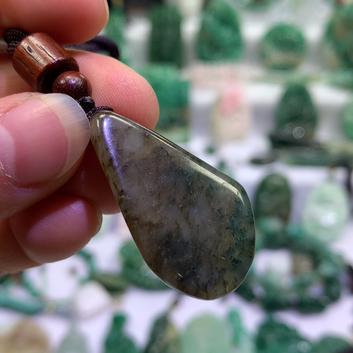 独山玉未镶嵌颈饰