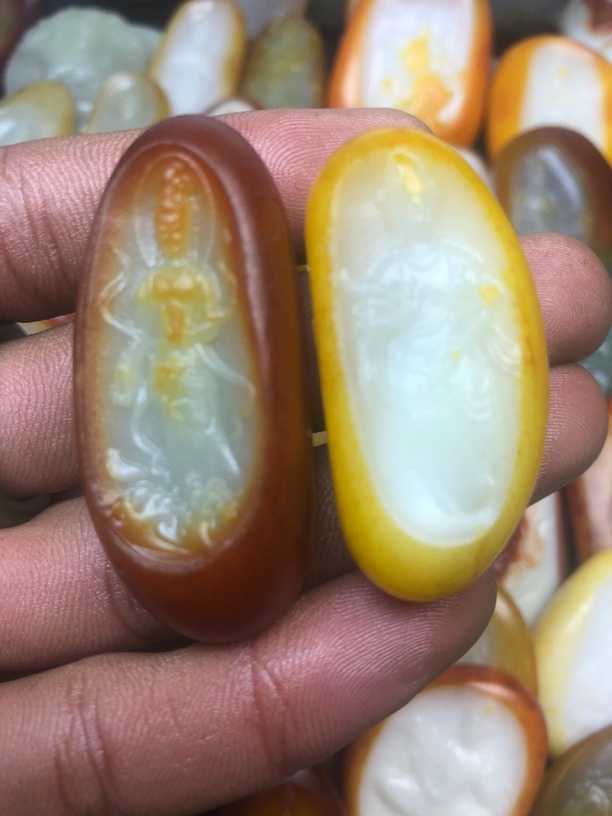 和田玉观音吊坠两个