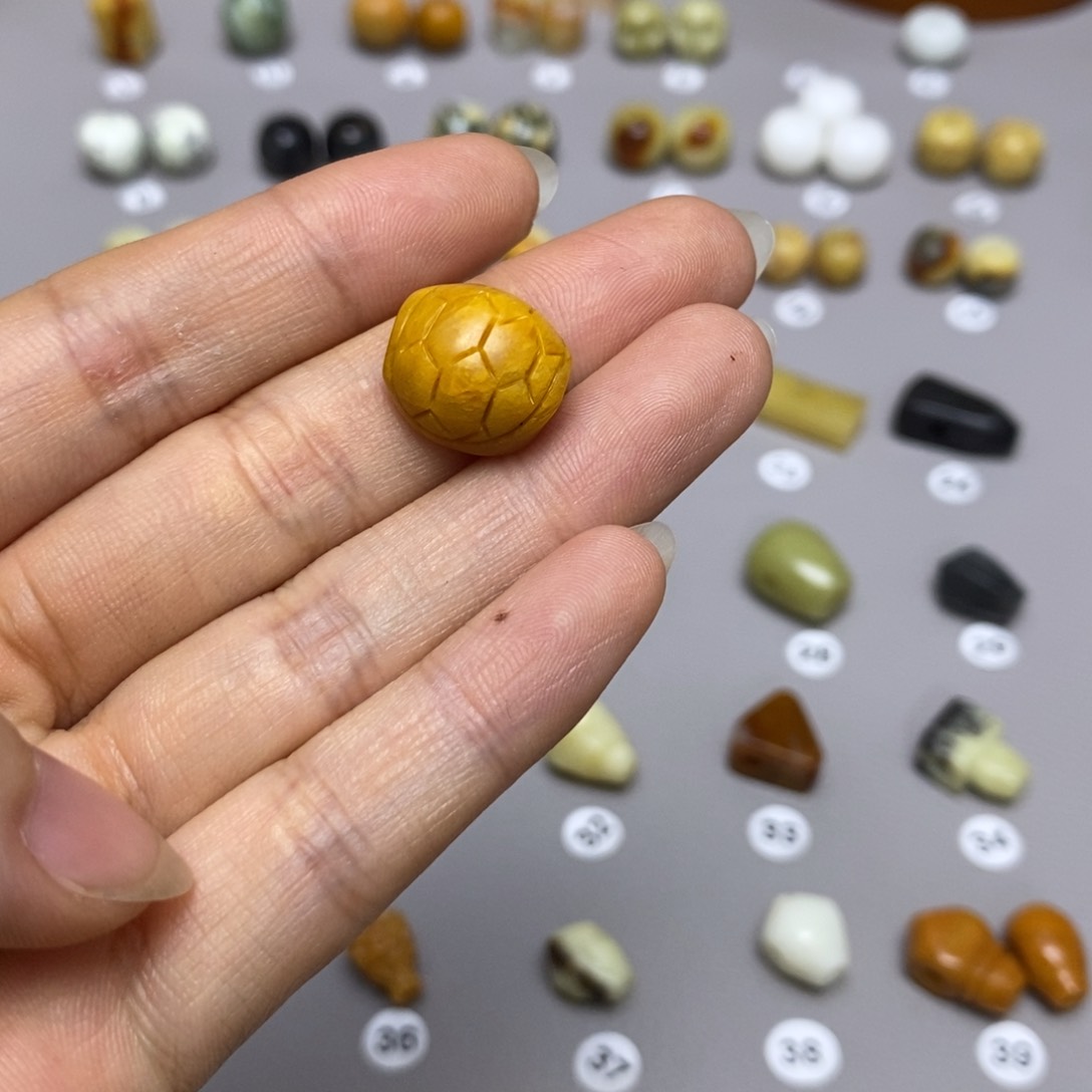 蛇纹石玉配饰合金文*