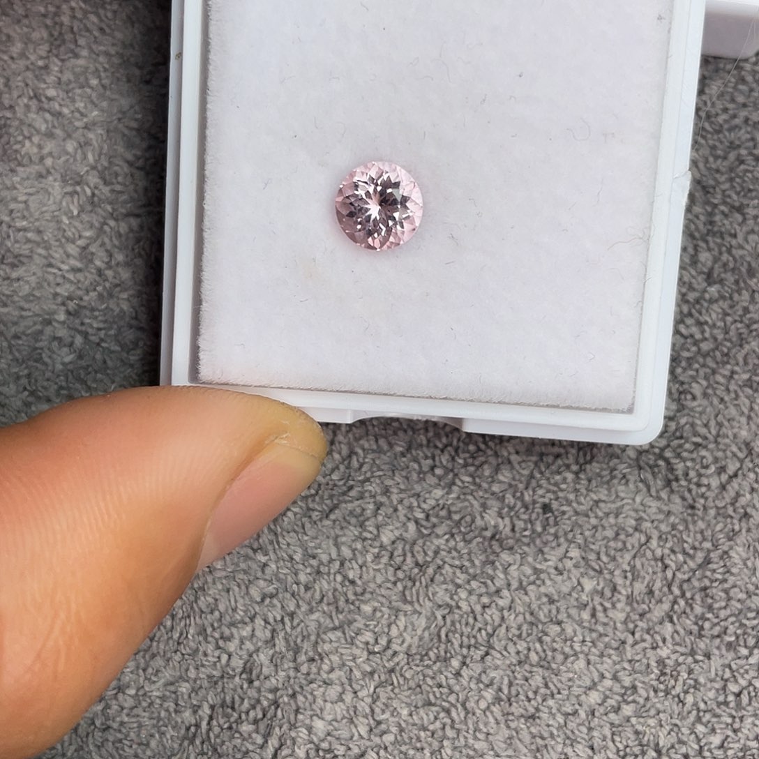 绿柱石（摩根石）裸石未镶嵌1.2Ct。  