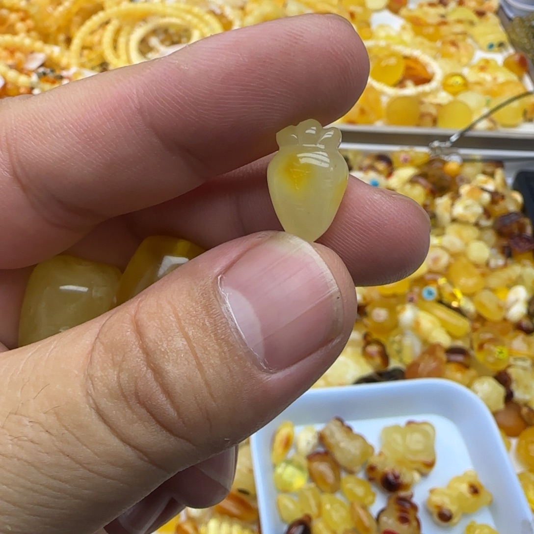 未***i琥珀未镶嵌裸石0.78克有瑕