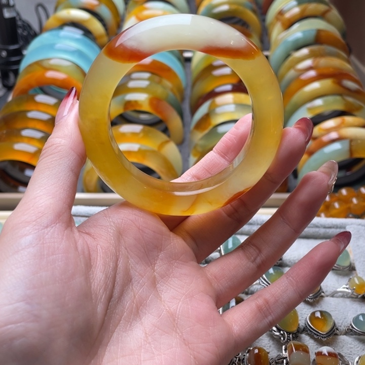 蛇纹石玉手镯未镶嵌发**女