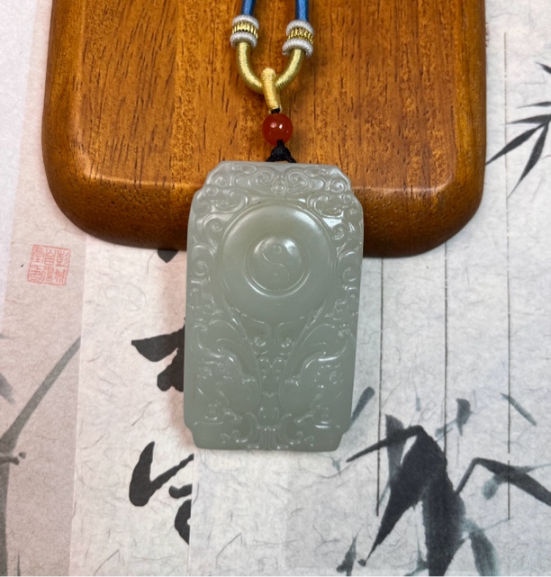 天然和田玉青海料特色吊牌双面雕工