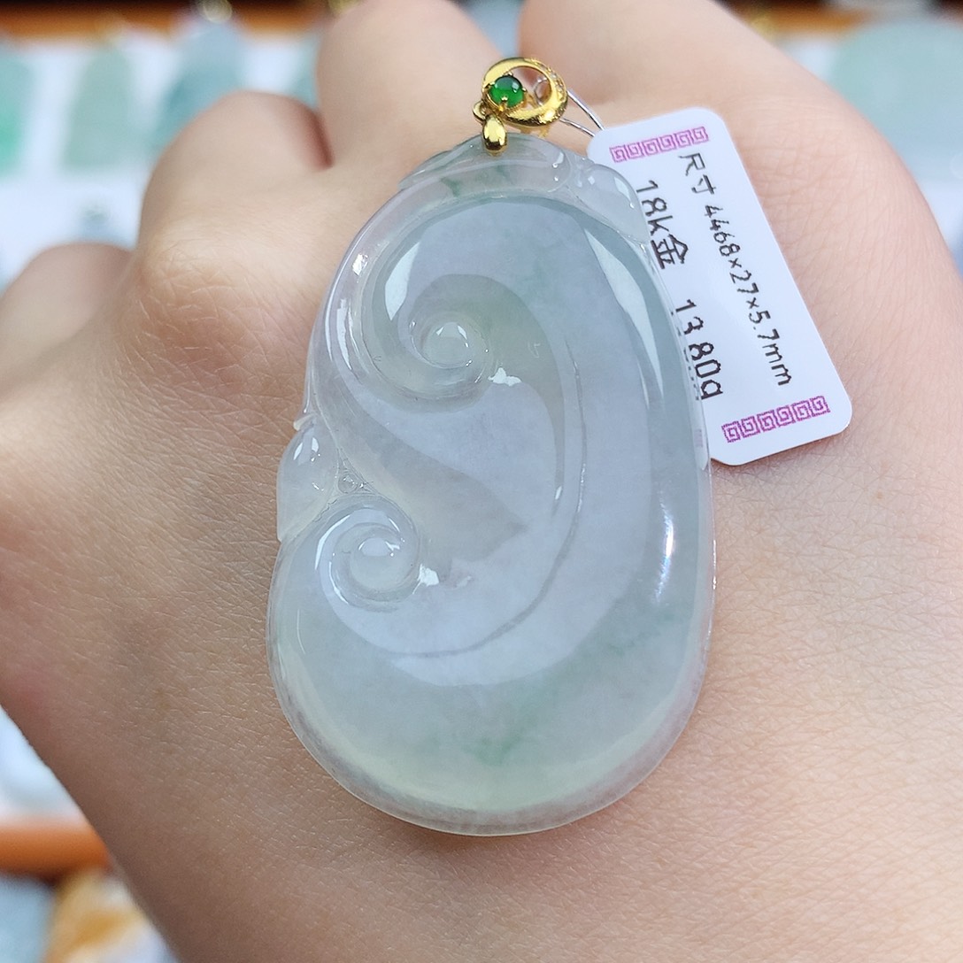 翡翠18K金镶嵌颈饰如意