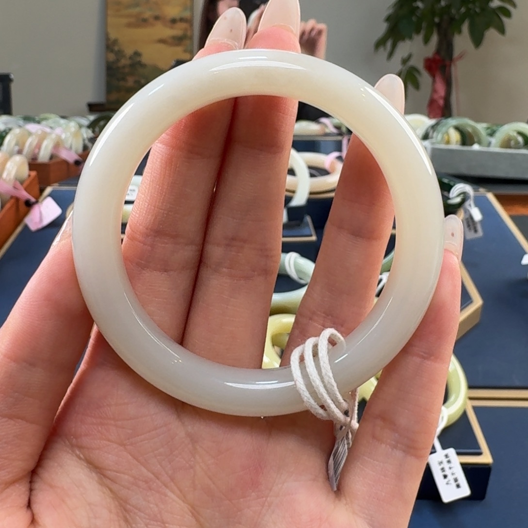 V***y和田玉未镶嵌手镯C0006-54