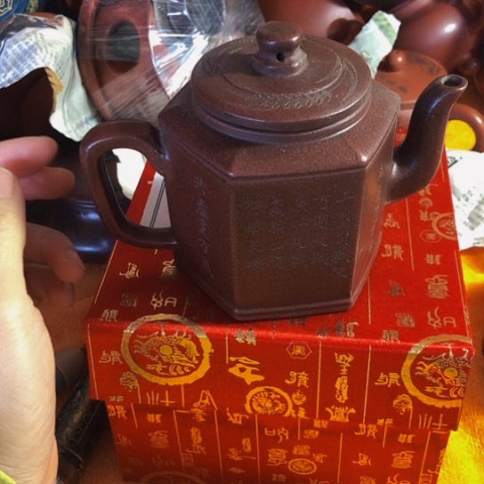 紫砂茶壶原矿泥料手工制作的紫砂壶。