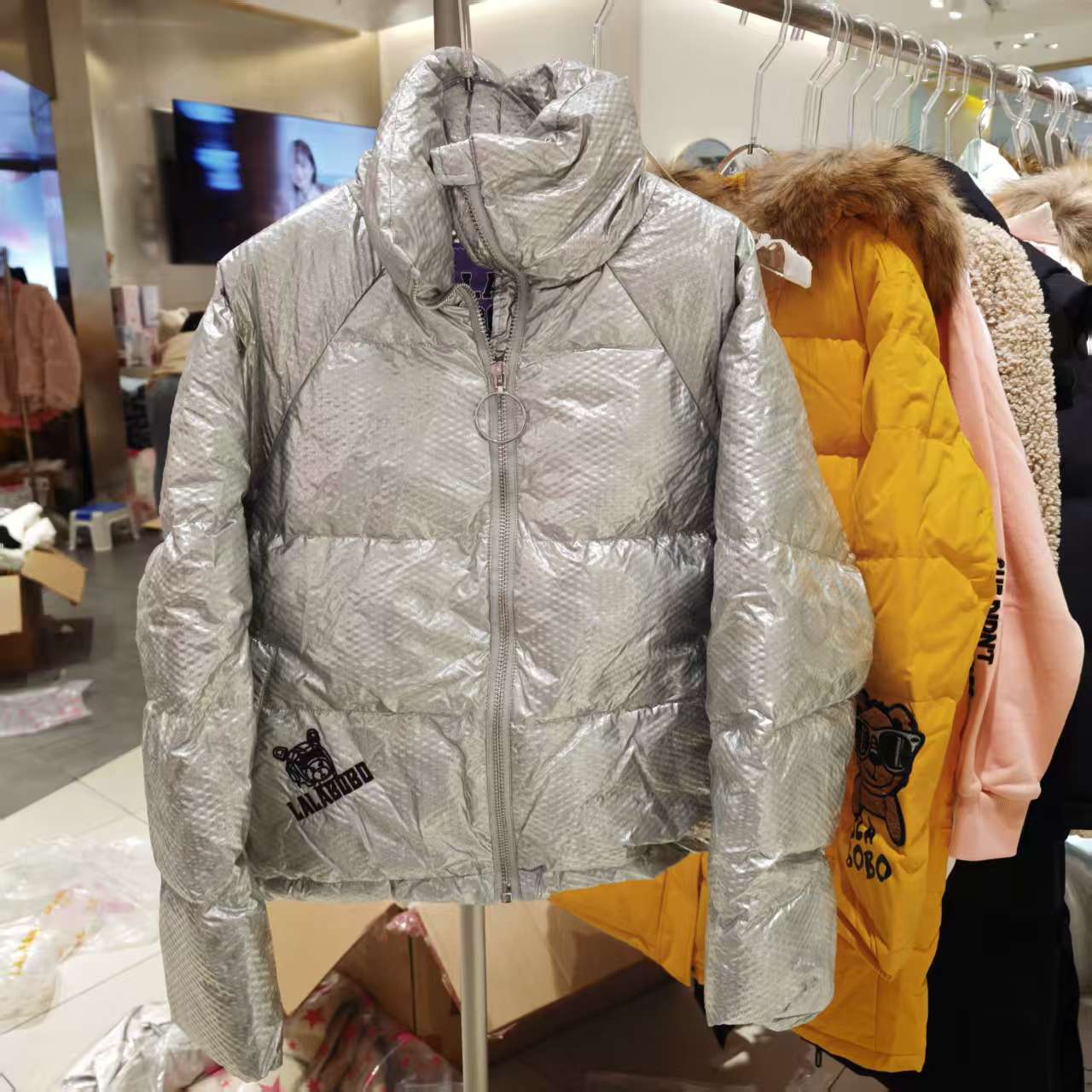 群力【无吊牌抽绳坏不退不换】LABO未来熊亮面短款羽绒L20D-WSYR11