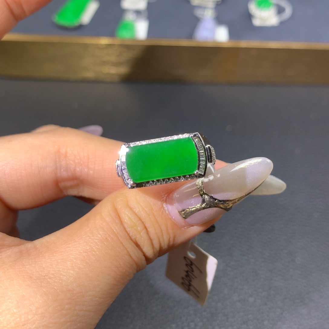 翡翠戒指18K金镶嵌翡翠