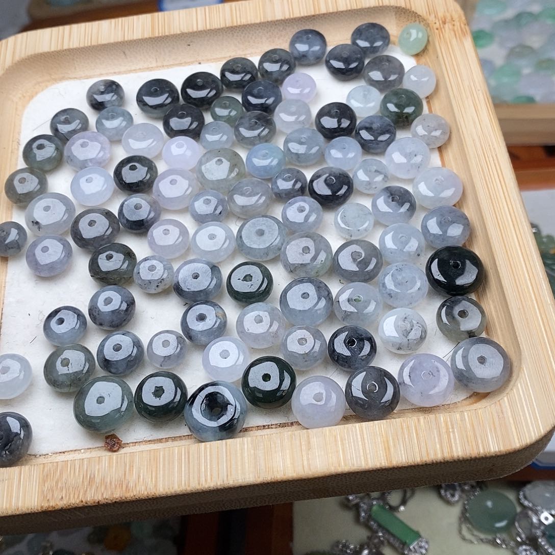 翡翠颈饰未镶嵌乌鸡鼓珠两个起拍