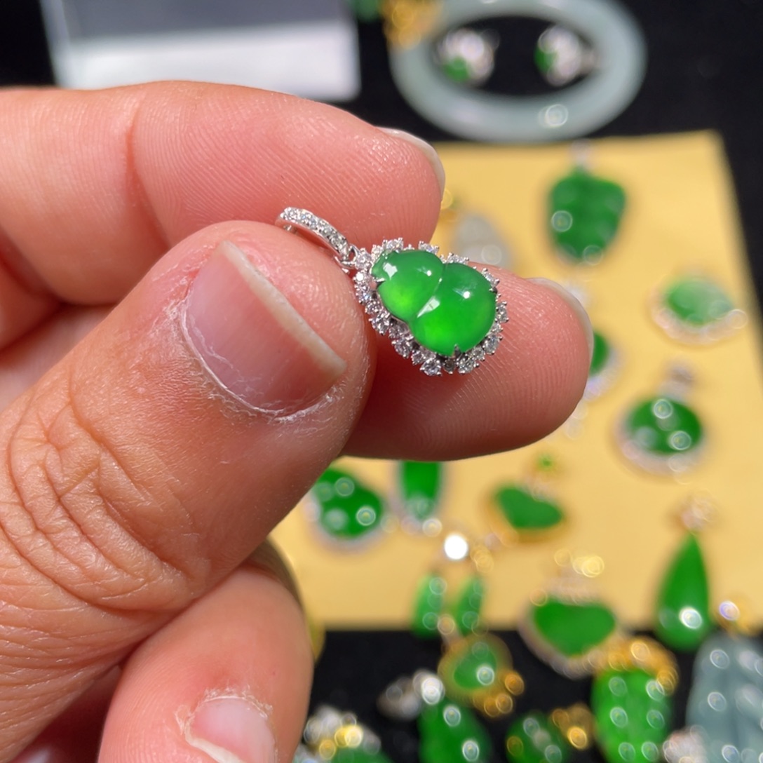 翡翠18K金镶嵌颈饰翡翠