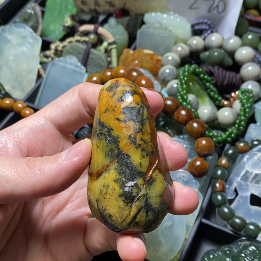 蛇纹石玉未镶嵌颈饰微瑕