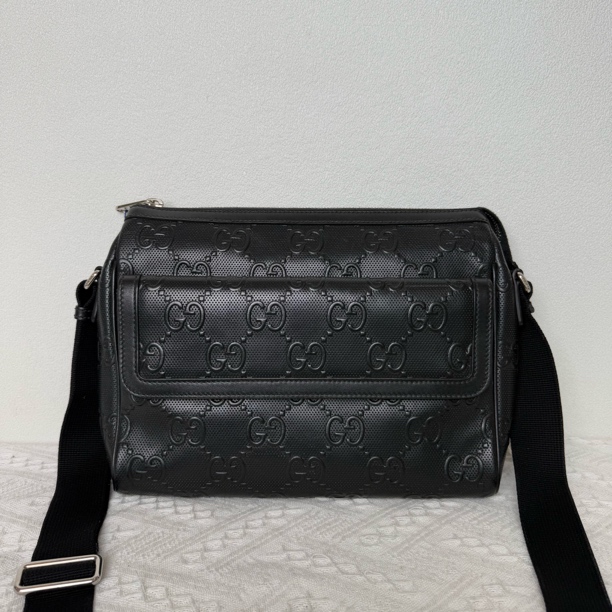 99新 GUCCI/古驰 7004/男士时尚黑色全皮压纹单肩包
